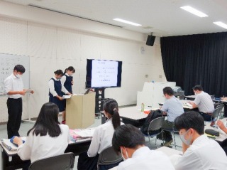 2nd grade students in the Science Course interim presentation about “Super Science Research”