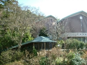 久徴会館への屋根つき通路