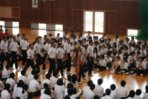 優勝旗を手に野球部員、堂々の入場