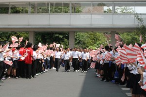 たくさんの方々の見送りに笑顔で答える野球部員