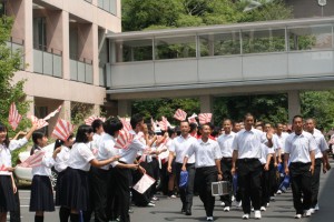 見送りの方々に手を振る選手たち