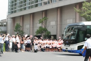 園児たち、生徒、地域の方々に見送られ、甲子園に出発しました