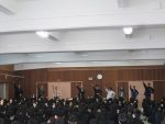 センター試験激励会の様子 校長先生、キャリア教育部長、3年の担任の先生方全員で「ガンバリンゴ!!」