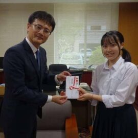 2年・亀尾美月さん「高校生平和大使」に選出＆県高P連より激励費贈呈