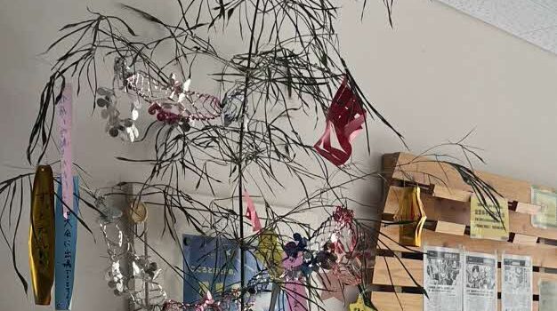 図書館に七夕飾り